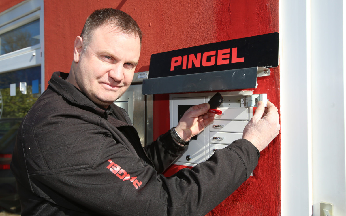 Auto heile – Abholen auch nach Feierabend: Stefan Pingel präsentiert den neuen Schlüsselautomaten seiner Gifhorner KFZ-Werkstatt