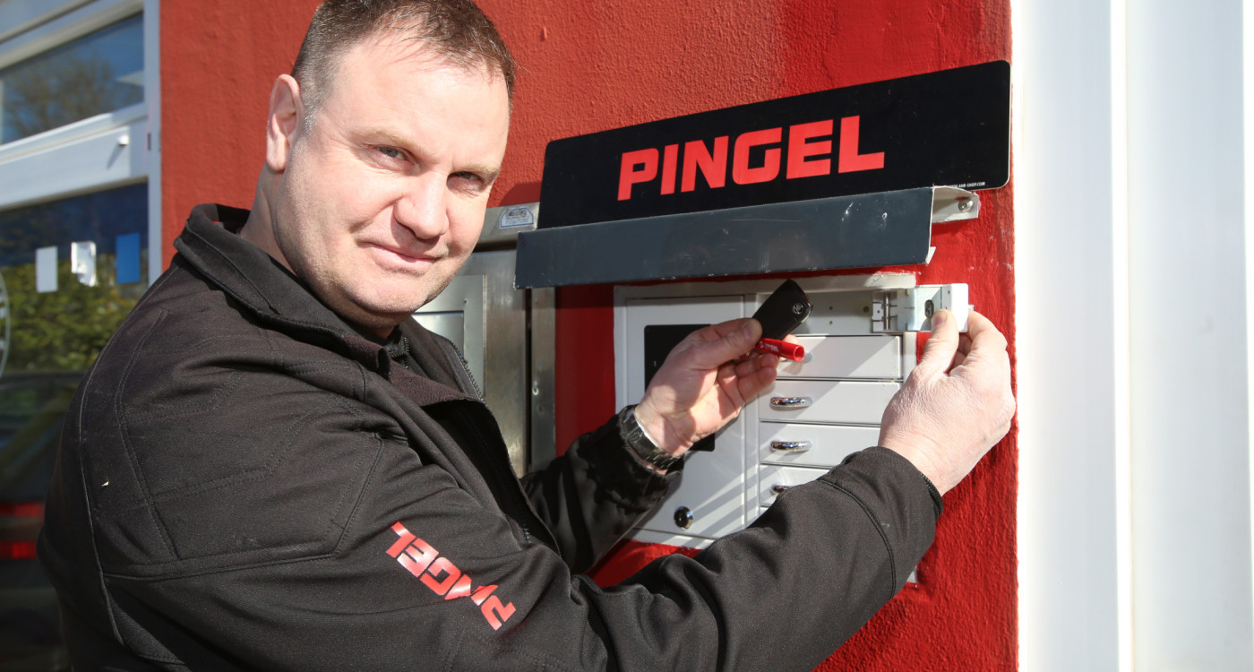 Auto heile – Abholen auch nach Feierabend: Stefan Pingel präsentiert den neuen Schlüsselautomaten seiner Gifhorner KFZ-Werkstatt