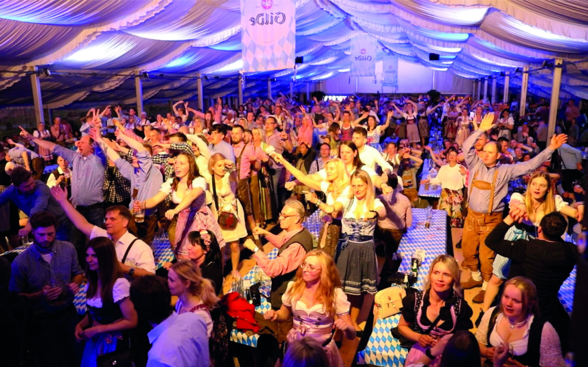 Bayern mitten in Isenbüttel: Mädl und Bub sind geladen zur Frühlingswiesn von Roth Catering & Events