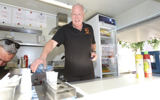 Bei dem Kartoffelsalat schlagen alle zu: Für das Freizeitzentrum Malibu geht‘s in die heiße weihnachtliche Phase