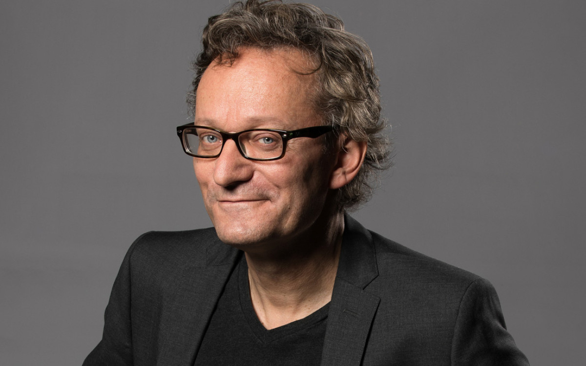 Bei Komplexität einfach Frank Lüdecke vertrauen: Kabarettist tritt am 26. September bei den Heißen Kartoffeln in Leiferde auf