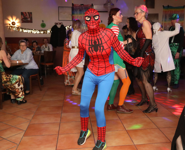 Bei Micha: Bunte Faschingsparty sorgt für vergnügliche Nacht