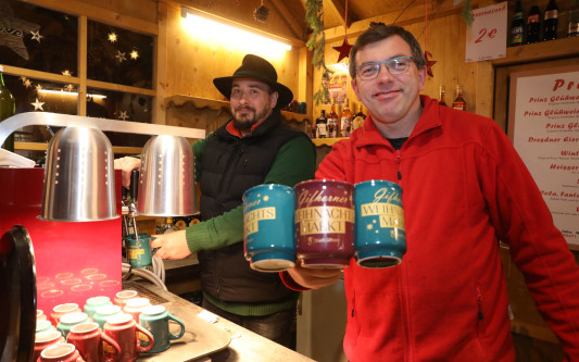 Bei uns am Stand kommen alle zusammen: Weihnachtsmarkt-Budenbetreiber Gerd Jahn aus Neubokel im KURT-Interview