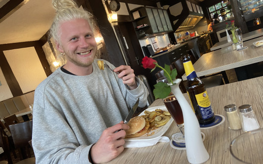 Beim Schalke-LKW wird das Schnitzel serviert: Seit mehr als 40 Jahren kriegt man in Gifhorns Grill-Kate deftige Imbisskost