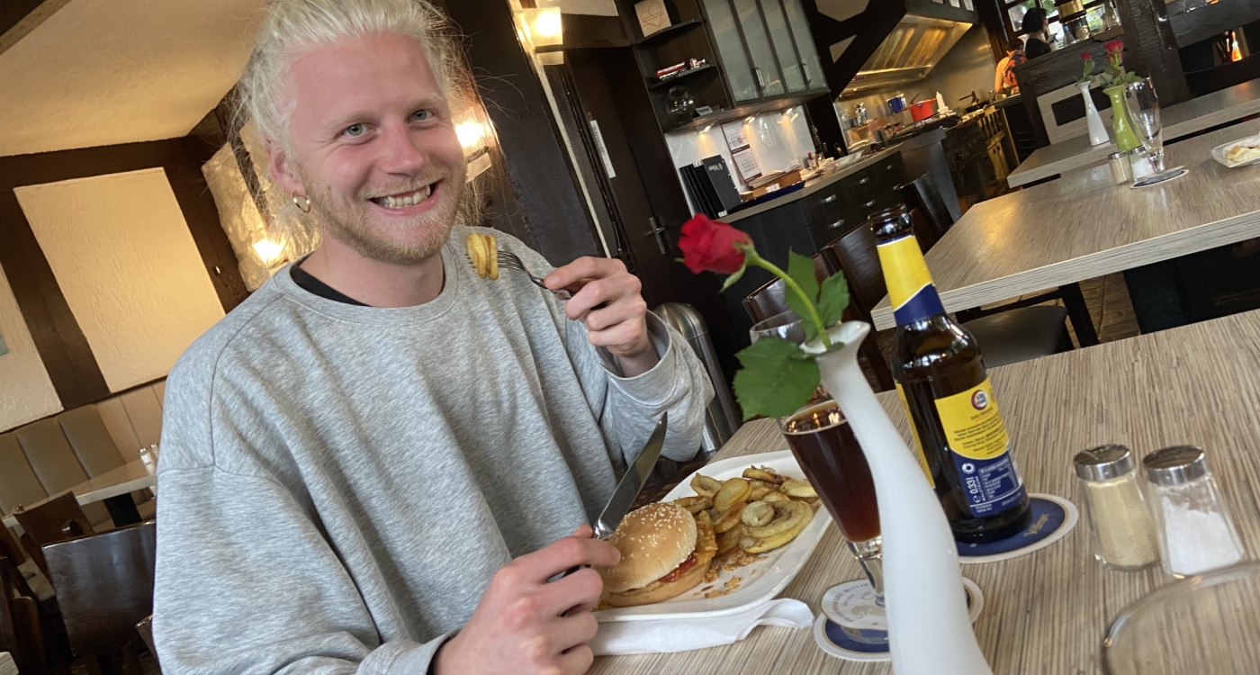 Beim Schalke-LKW wird das Schnitzel serviert: Seit mehr als 40 Jahren kriegt man in Gifhorns Grill-Kate deftige Imbisskost