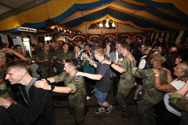 Beim Schützenfest in Neudorf-Platendorf führt kein Weg durch die feiernde Menge – Das sind die schönsten Bilder