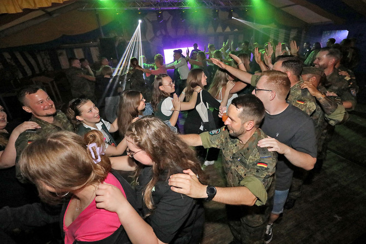 Beim Schützenfest in Neudorf-Platendorf führt kein Weg durch die feiernde Menge – Das sind die schönsten Bilder