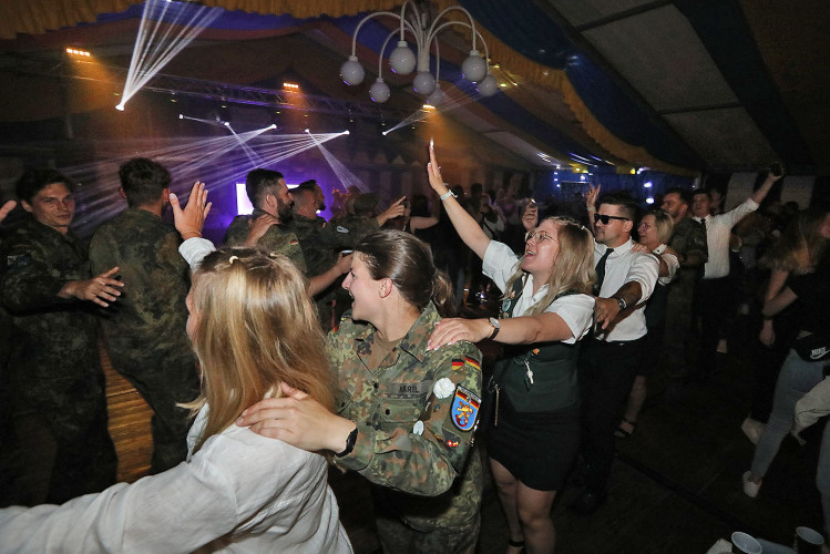 Beim Schützenfest in Neudorf-Platendorf führt kein Weg durch die feiernde Menge – Das sind die schönsten Bilder