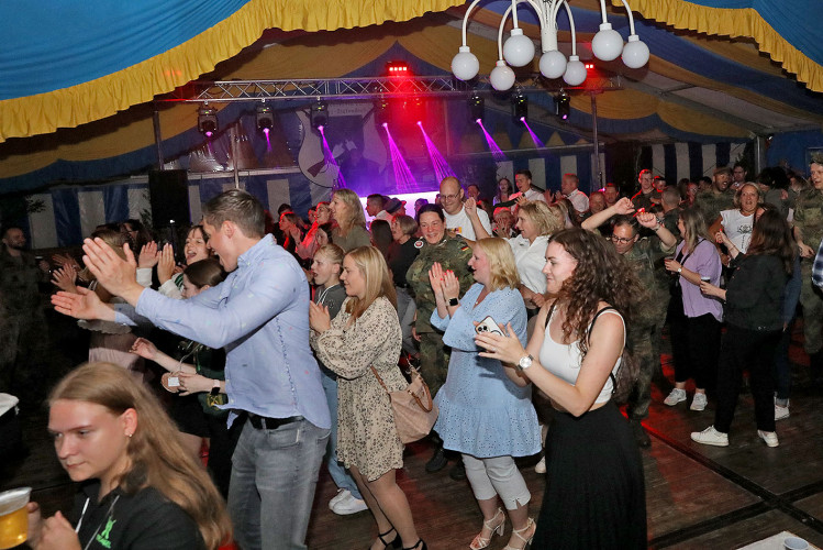 Beim Schützenfest in Neudorf-Platendorf führt kein Weg durch die feiernde Menge – Das sind die schönsten Bilder