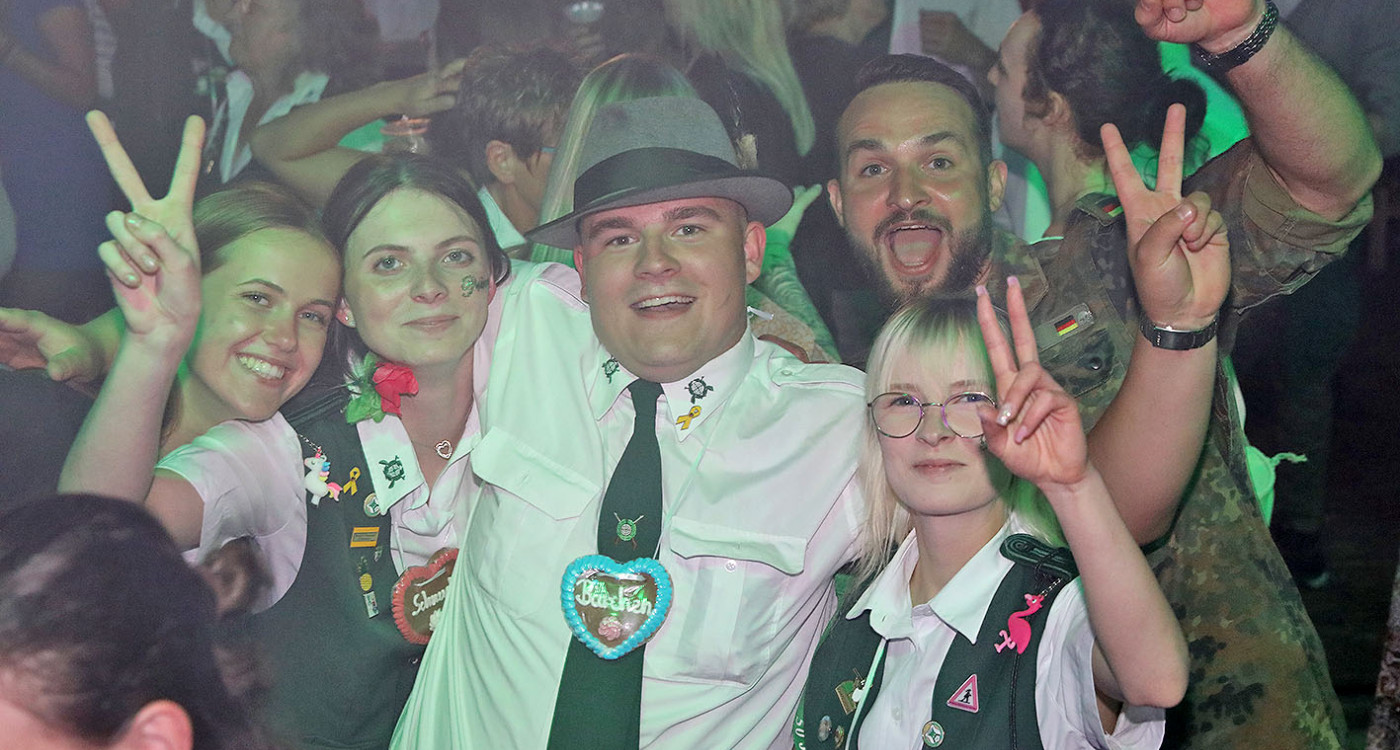 Beim Schützenfest in Neudorf-Platendorf führt kein Weg durch die feiernde Menge – Das sind die schönsten Bilder