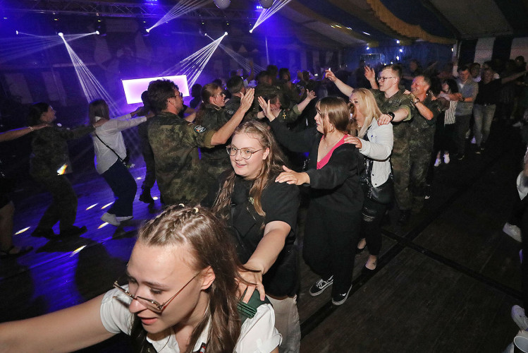 Beim Schützenfest in Neudorf-Platendorf führt kein Weg durch die feiernde Menge – Das sind die schönsten Bilder