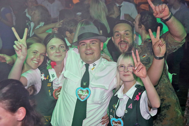 Beim Schützenfest in Neudorf-Platendorf führt kein Weg durch die feiernde Menge – Das sind die schönsten Bilder