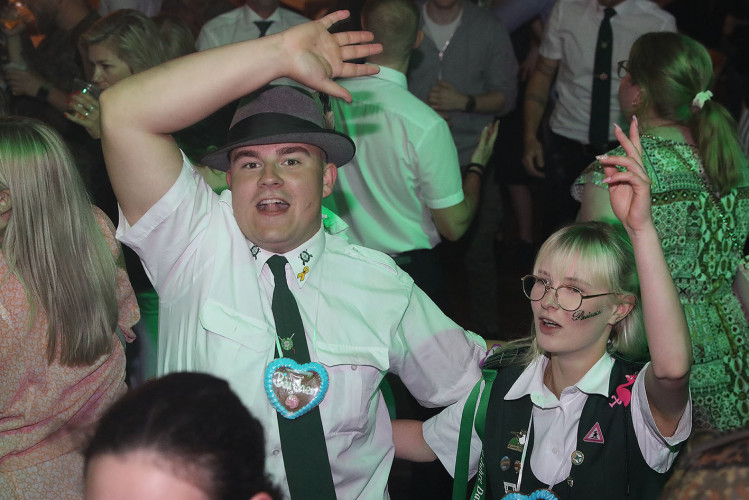 Beim Schützenfest in Neudorf-Platendorf führt kein Weg durch die feiernde Menge – Das sind die schönsten Bilder