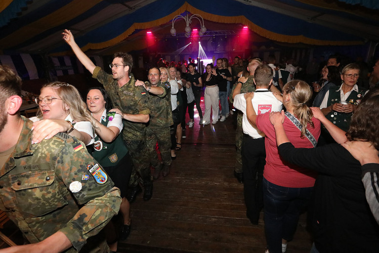 Beim Schützenfest in Neudorf-Platendorf führt kein Weg durch die feiernde Menge – Das sind die schönsten Bilder