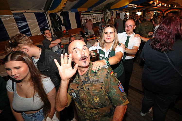 Beim Schützenfest in Neudorf-Platendorf führt kein Weg durch die feiernde Menge – Das sind die schönsten Bilder