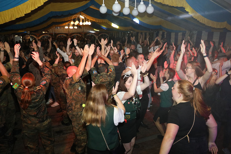 Beim Schützenfest in Neudorf-Platendorf führt kein Weg durch die feiernde Menge – Das sind die schönsten Bilder