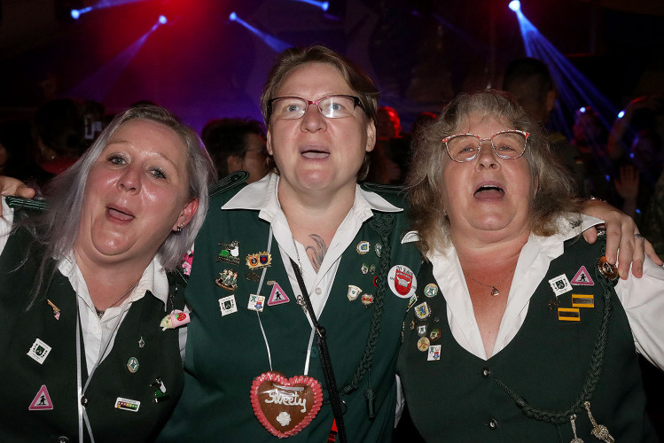 Beim Schützenfest in Neudorf-Platendorf führt kein Weg durch die feiernde Menge – Das sind die schönsten Bilder