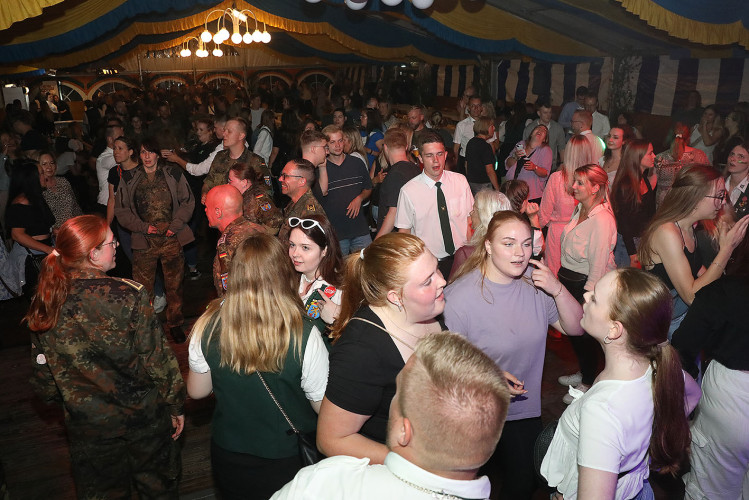 Beim Schützenfest in Neudorf-Platendorf führt kein Weg durch die feiernde Menge – Das sind die schönsten Bilder