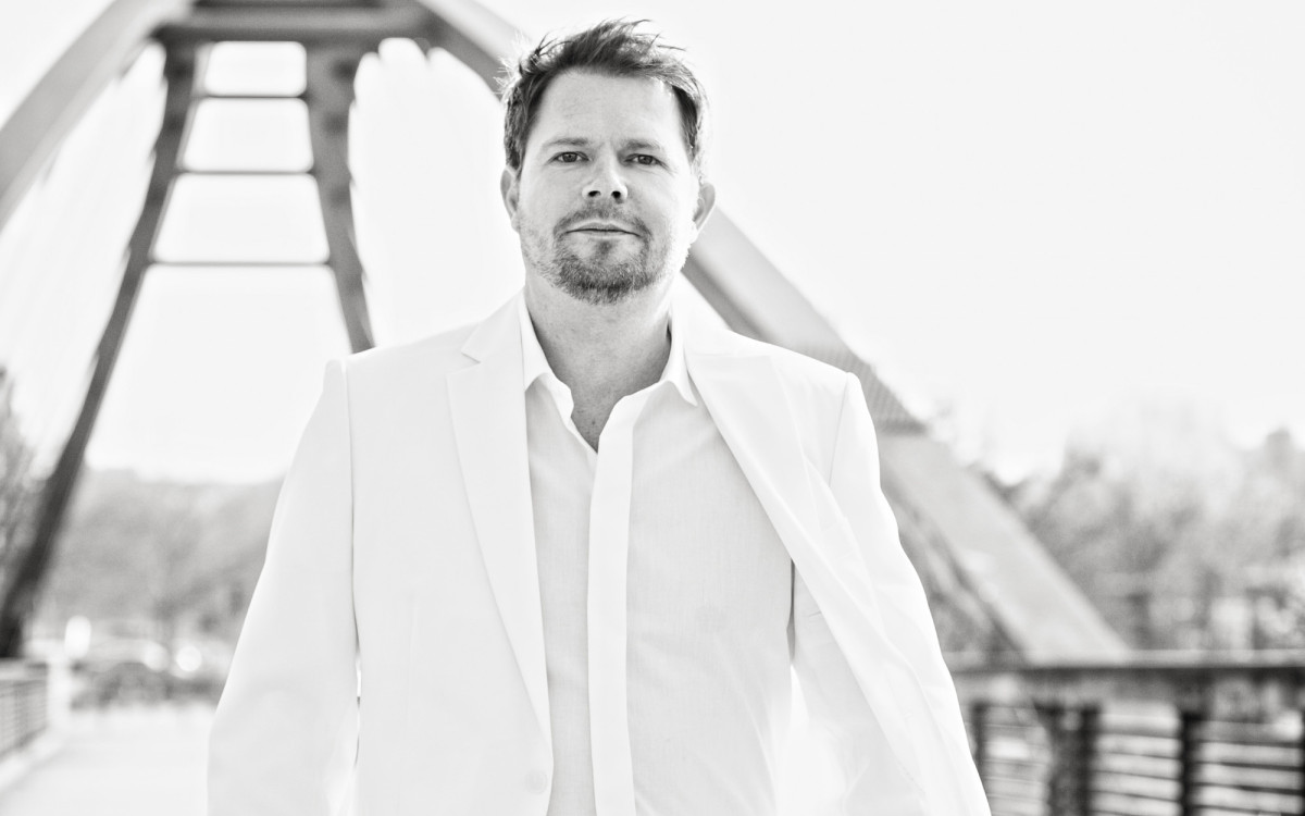 Beißende Satire, krachende Komik - Frowin bringt die Kanzlerin in Leiferde um die Ecke