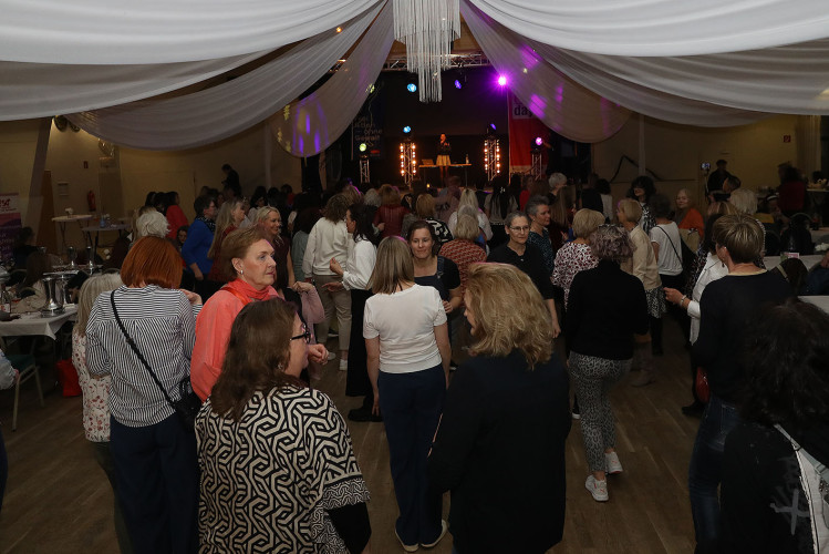 Beste Stimmung und volles Tanzparkett: KURT zeigt die schönsten Bilder vom Internationalen Frauentag in Gifhorns BSK-Saal