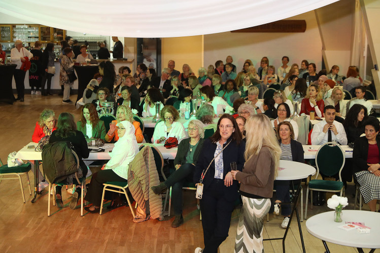 Beste Stimmung und volles Tanzparkett: KURT zeigt die schönsten Bilder vom Internationalen Frauentag in Gifhorns BSK-Saal