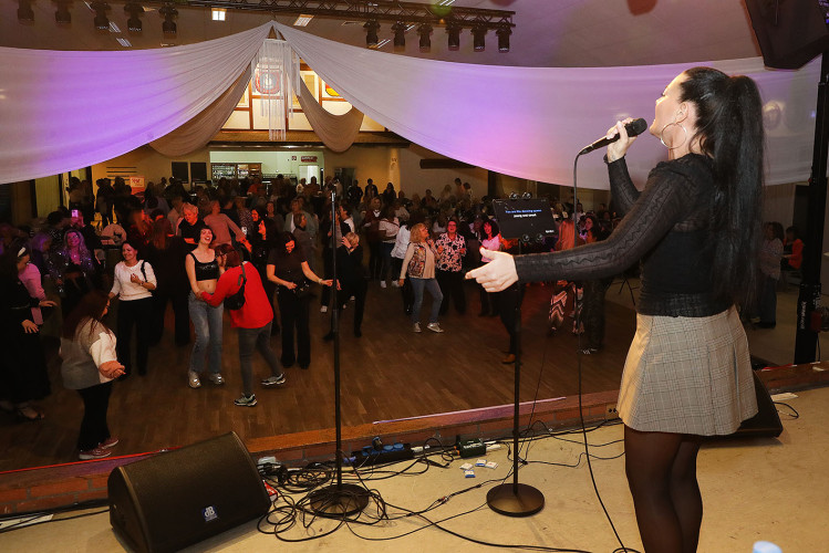 Beste Stimmung und volles Tanzparkett: KURT zeigt die schönsten Bilder vom Internationalen Frauentag in Gifhorns BSK-Saal