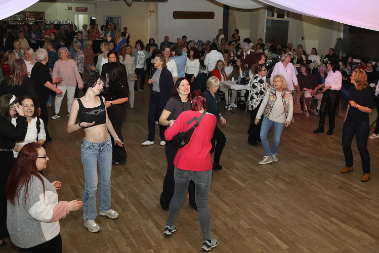 Beste Stimmung und volles Tanzparkett: KURT zeigt die schönsten Bilder vom Internationalen Frauentag in Gifhorns BSK-Saal