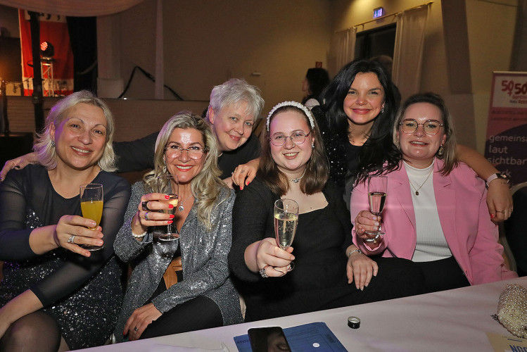 Beste Stimmung und volles Tanzparkett: KURT zeigt die schönsten Bilder vom Internationalen Frauentag in Gifhorns BSK-Saal