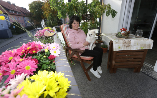 Besuch wird auf dem Balkon empfangen - Margitta Gehrke ist Finalistin beim Gifhorner Balkon-Wettbewerb