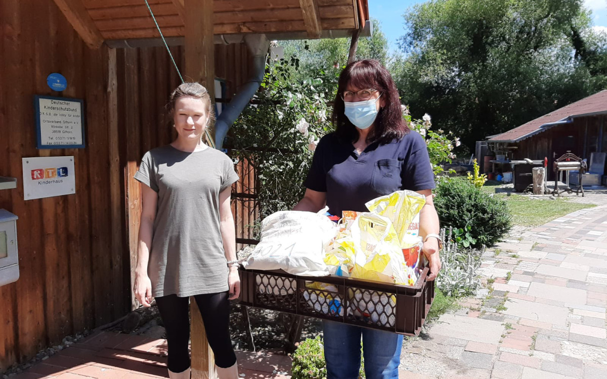Bingo-Sieger bekommen Schnapsgeschenke: Maren Niebuhr, Zugführerin des 2. Damenzug BSK, versorgt ihre Schützinnen