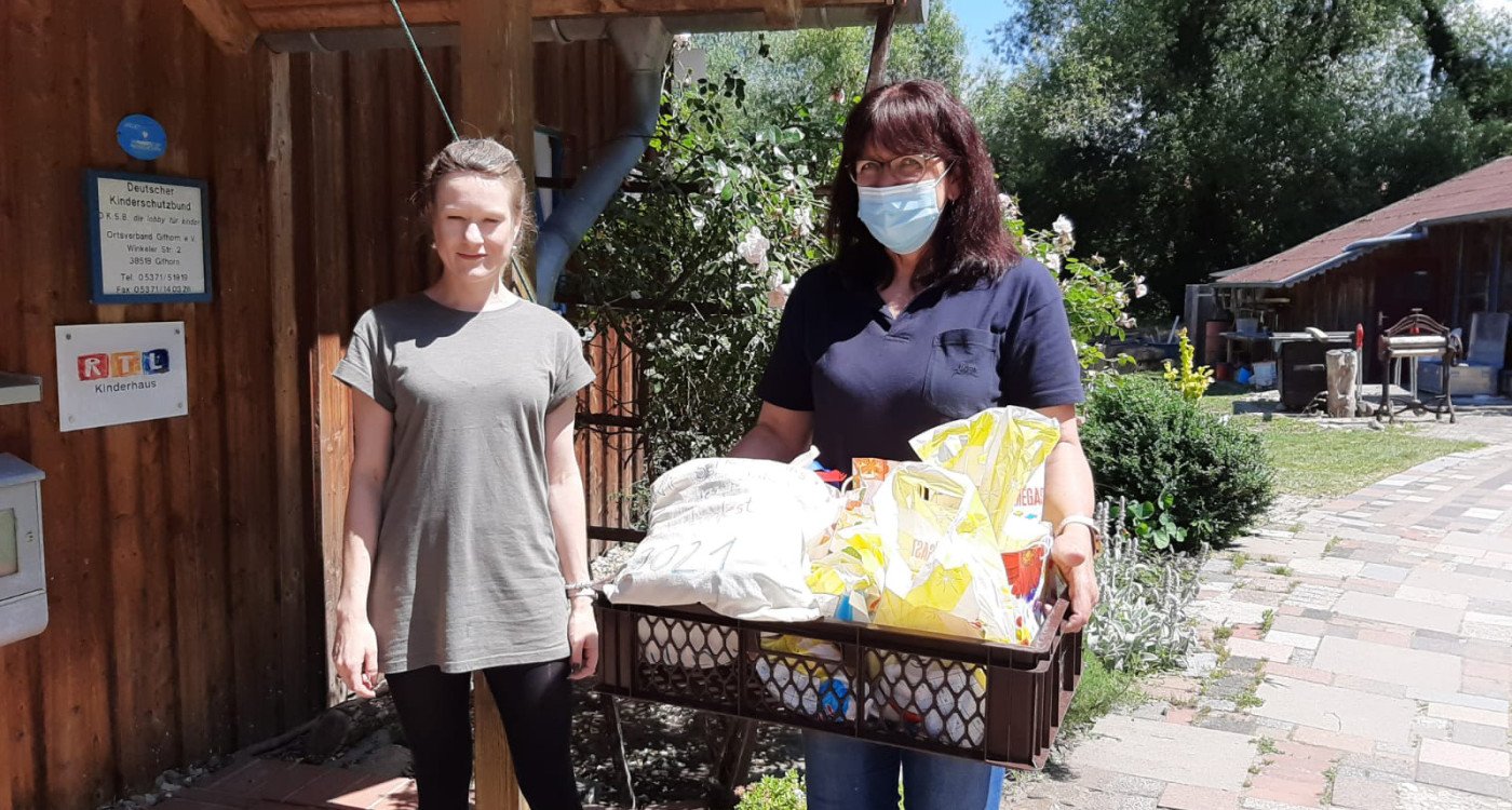 Bingo-Sieger bekommen Schnapsgeschenke: Maren Niebuhr, Zugführerin des 2. Damenzug BSK, versorgt ihre Schützinnen