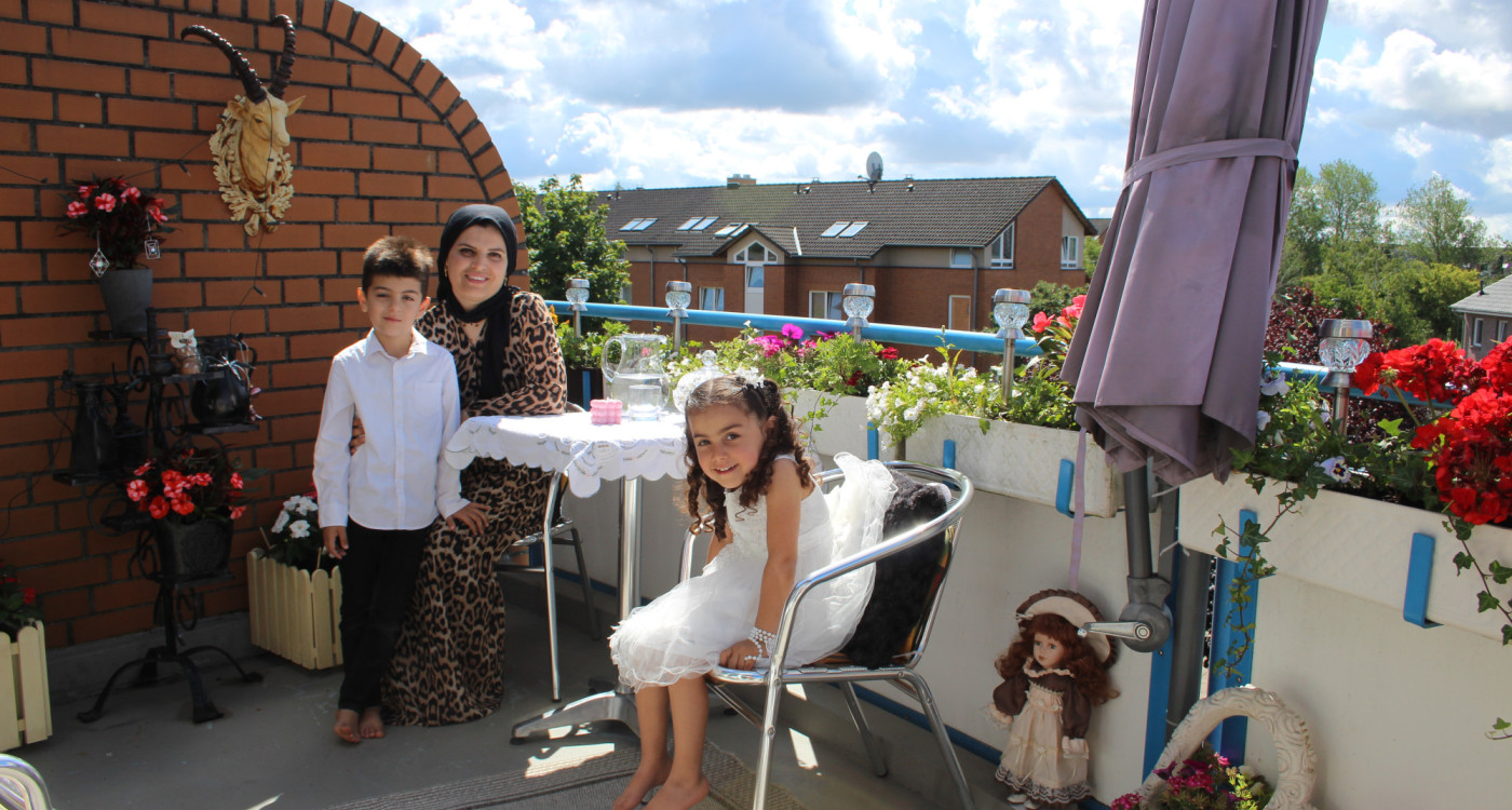 Blumen, Gurken, Deko: Balkon-Wettbewerb-Finalistin Shirin Mahmud kümmert sich zusammen mit den Kindern um ihren Balkon