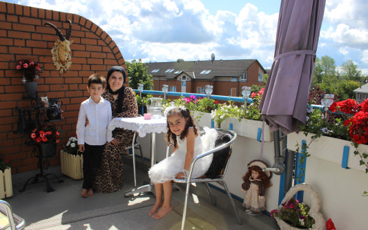 Blumen, Gurken, Deko: Balkon-Wettbewerb-Finalistin Shirin Mahmud kümmert sich zusammen mit den Kindern um ihren Balkon