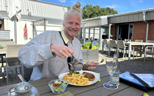 Bodenständige Gerichte, liebenswerte Menschen: In der Gifhorner Gaststätte Flutmulde erwartet einen die große Welt der Schnitzel