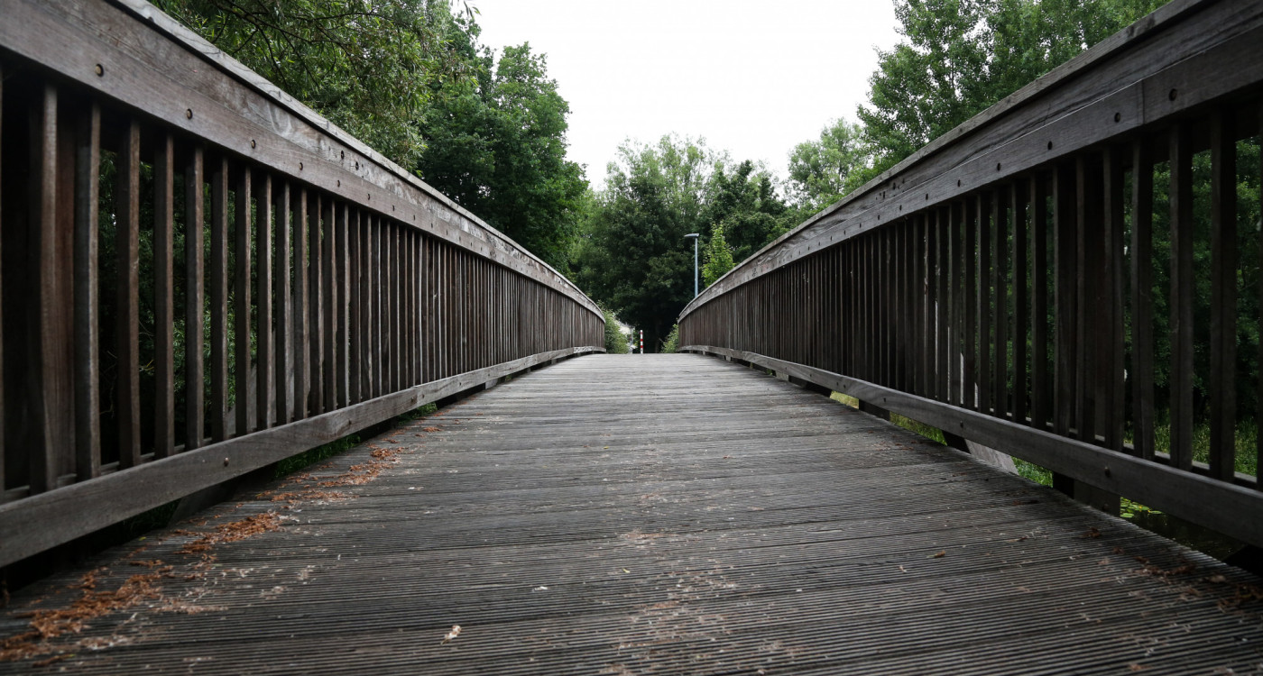 Brutaler Raub: Spaziergänger auf Flutmulde-Brücke niedergeschlagen und ausgeraubt - Gifhorns Polizei sucht Zeugen