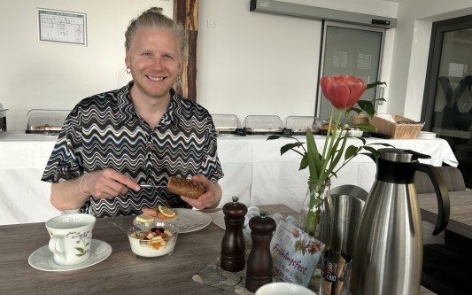 Buffet ist Französisch und heißt wunschlos glücklich: Opa Ernys Garten in Weißenberge versorgt mit Lachs, Obstsalat und Brötchen