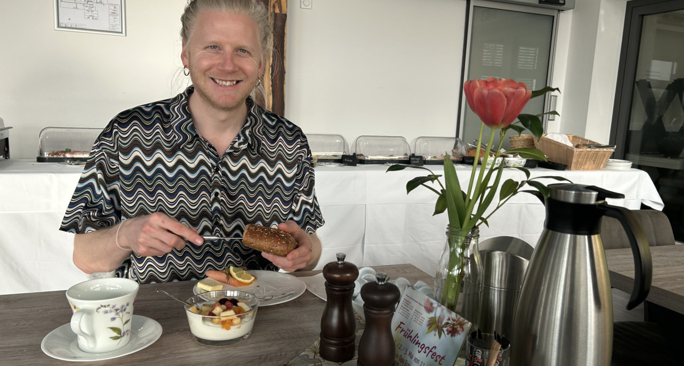 Buffet ist Französisch und heißt wunschlos glücklich: Opa Ernys Garten in Weißenberge versorgt mit Lachs, Obstsalat und Brötchen