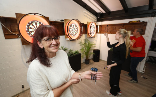 Bullseye: Action in der Gaststätte Flutmulde - Maren und Torsten Niebuhr laden zu brisanten Dart-Partien in Gifhorn ein
