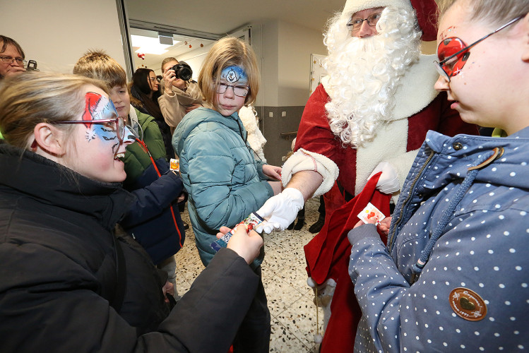 Bunte Bildergalerie zum Adventsmarkt: Lebenshilfe Gifhorn feiert Tag der offenen Tür mit Werkstatt-Tour, Deko und vielem mehr