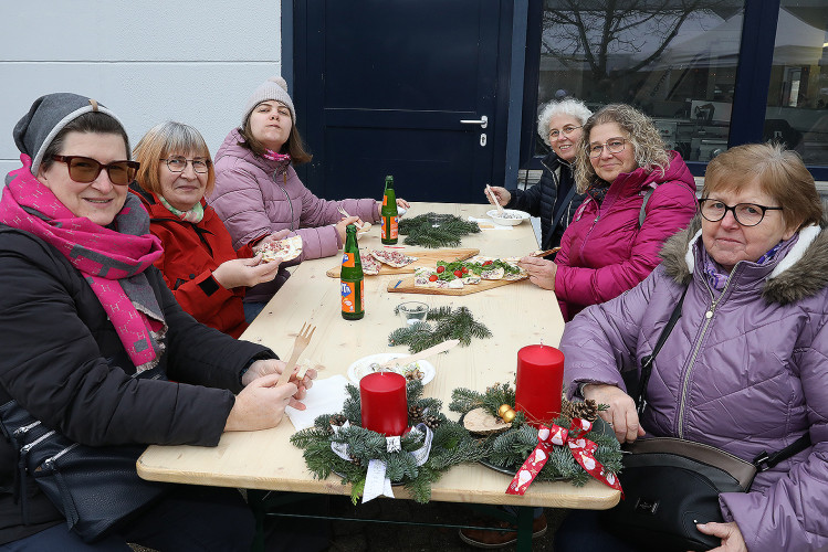 Bunte Bildergalerie zum Adventsmarkt: Lebenshilfe Gifhorn feiert Tag der offenen Tür mit Werkstatt-Tour, Deko und vielem mehr