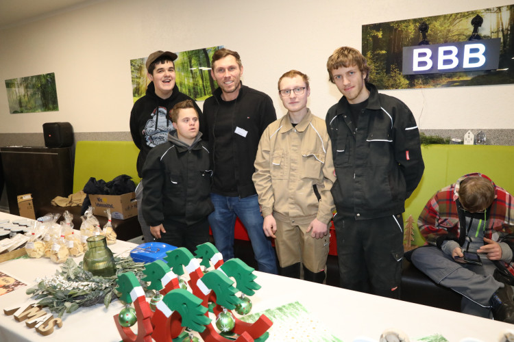 Bunte Bildergalerie zum Adventsmarkt: Lebenshilfe Gifhorn feiert Tag der offenen Tür mit Werkstatt-Tour, Deko und vielem mehr