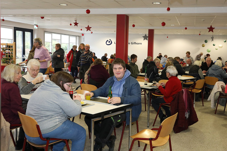 Bunte Bildergalerie zum Adventsmarkt: Lebenshilfe Gifhorn feiert Tag der offenen Tür mit Werkstatt-Tour, Deko und vielem mehr