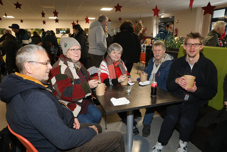 Bunte Bildergalerie zum Adventsmarkt: Lebenshilfe Gifhorn feiert Tag der offenen Tür mit Werkstatt-Tour, Deko und vielem mehr