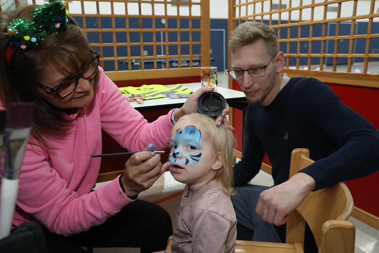 Bunte Bildergalerie zum Adventsmarkt: Lebenshilfe Gifhorn feiert Tag der offenen Tür mit Werkstatt-Tour, Deko und vielem mehr