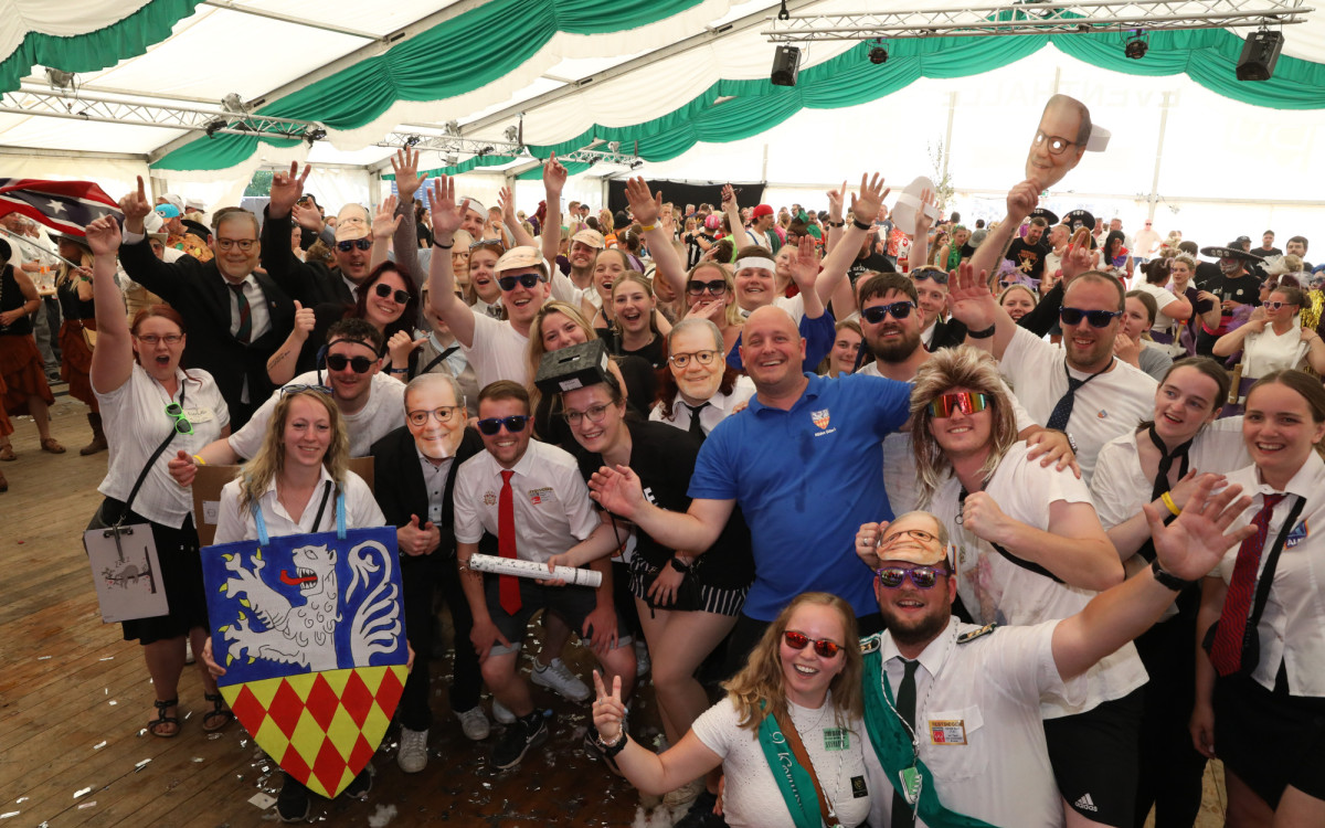 Bunter Umzug, verrückte Kostüme, neues Königshaus: In der KURT-Bildergalerie siehst Du, wie Müden sein Schützenfest gefeiert hat