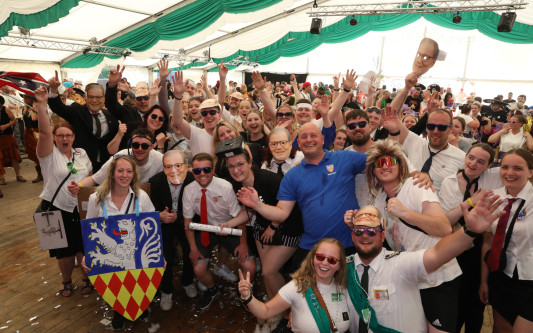 Bunter Umzug, verrückte Kostüme, neues Königshaus: In der KURT-Bildergalerie siehst Du, wie Müden sein Schützenfest gefeiert hat