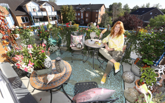 Chill-Out-Stimmung mit Camembert-Pflanze - Verena Schlag und ihr Balkon ziehen ins Finale des Gifhorner Balkon-Wettbewerbs ein