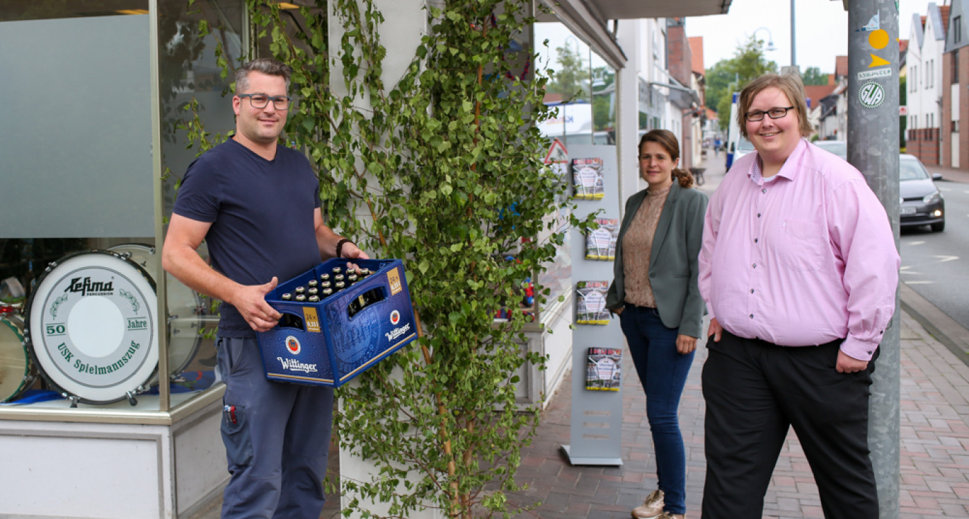 Christian Henning gewinnt gleich mehrere Kisten Bier bei der Losbude - und lädt die KURT-Redaktion ein