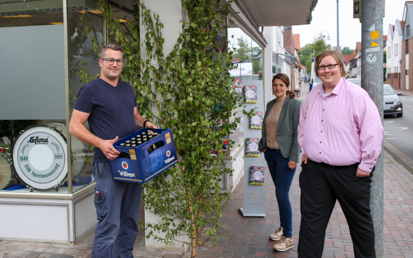 Christian Henning gewinnt gleich mehrere Kisten Bier bei der Losbude - und lädt die KURT-Redaktion ein