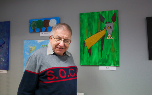 Corona-Malereien: Rentner Winfried Matz stellt Esel, Laufente und einen epileptischen Anfall im Café Aller in Gifhorn aus